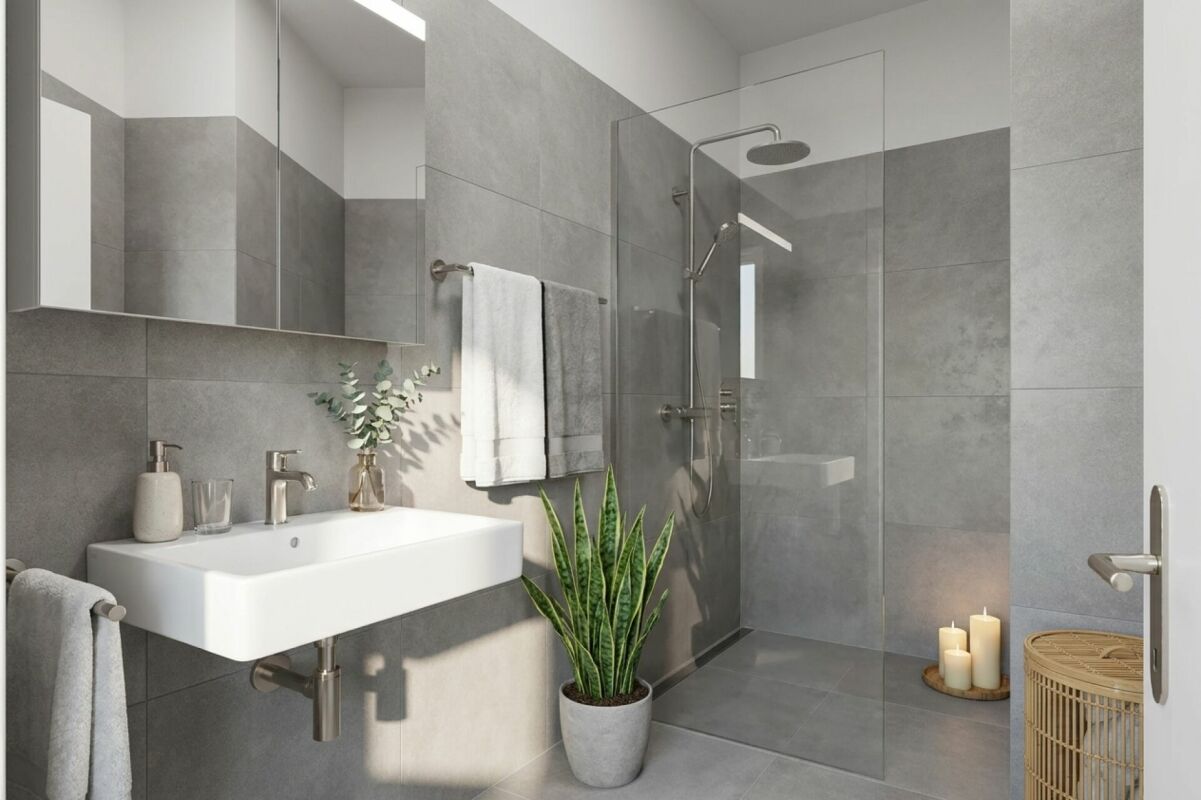 Modernes Badezimmer mit begehbarer Dusche und Waschtisch