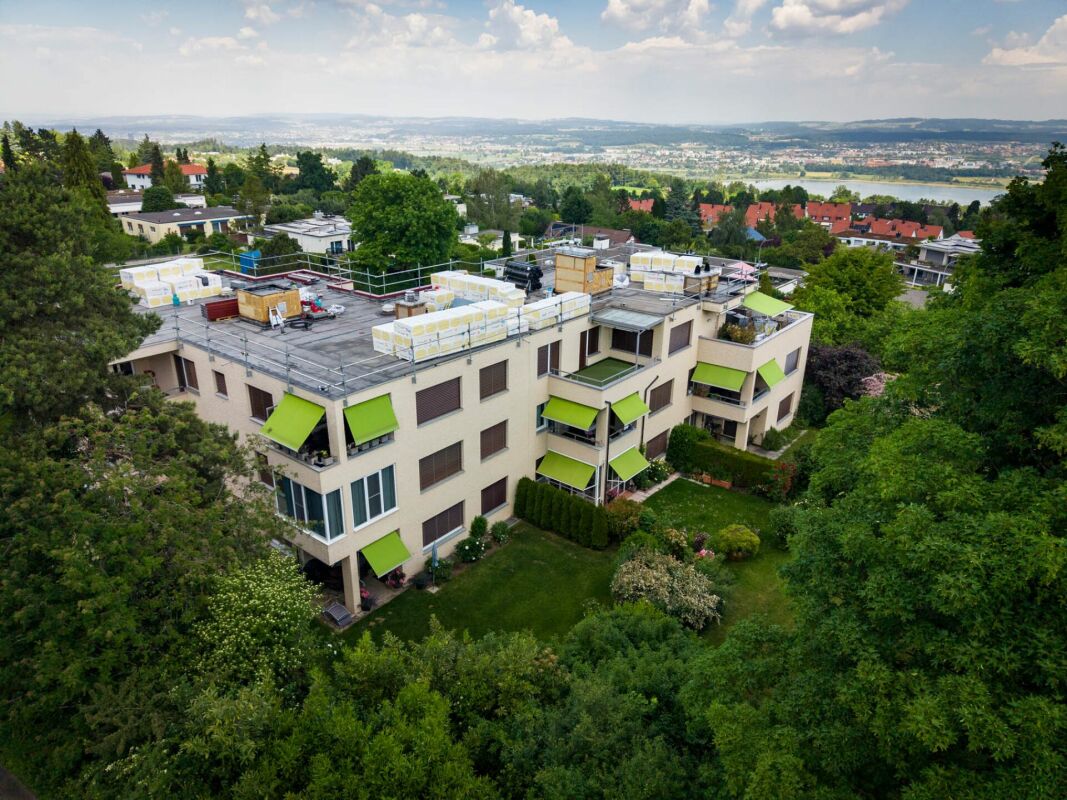 Außenansicht eines Wohngebäudes mit Garten und Fernblick