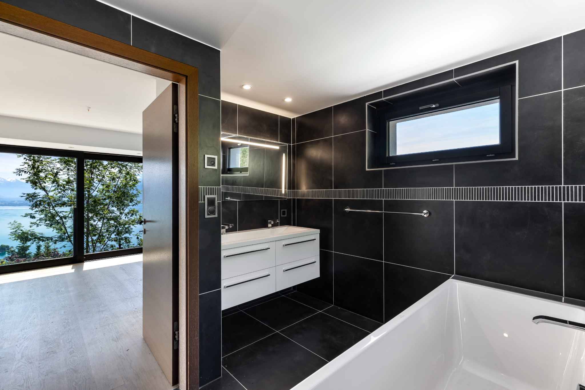 Modernes Bad mit Badewanne und Seeblick