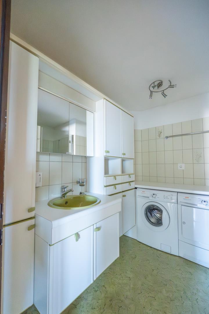 Hauswirtschaftsraum mit Waschmaschine und Spülmaschine
