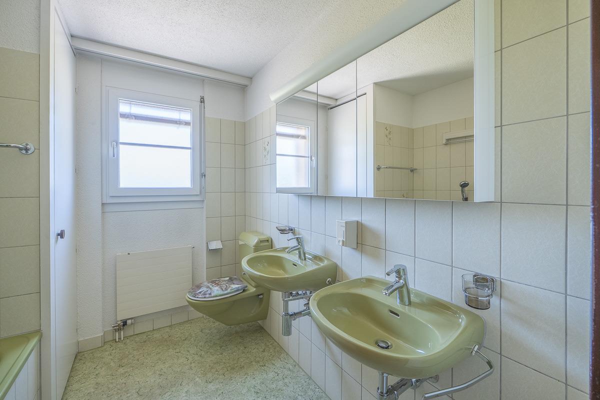 Badezimmer mit Doppelwaschbecken