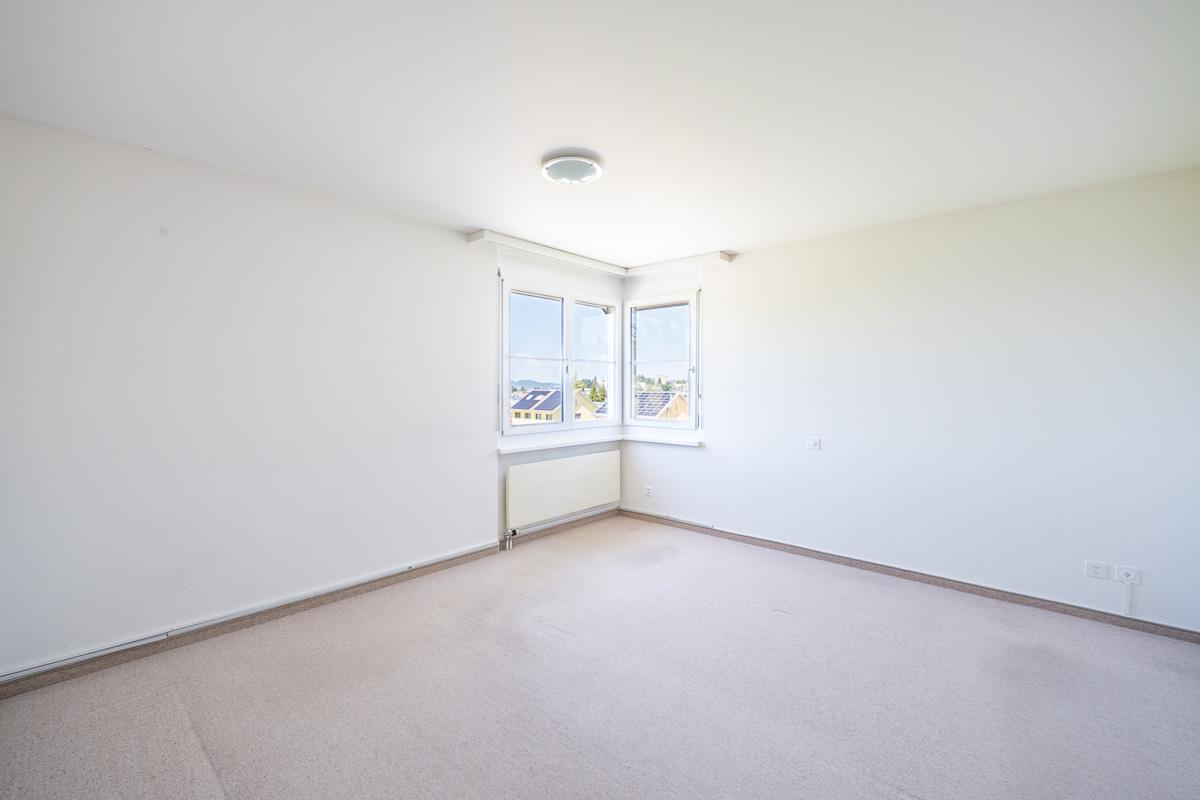 Leeres, helles Schlafzimmer mit Eckfenster