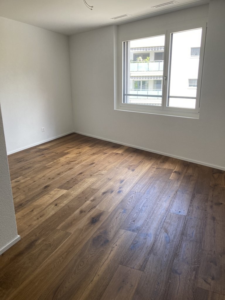 Leerer heller Raum mit Holzfußboden