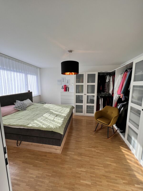 Helles Schlafzimmer mit begehbarem Kleiderschrank