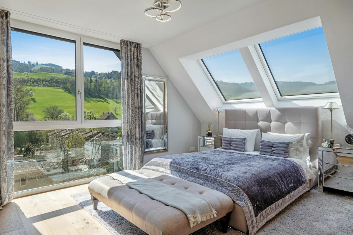 Helles Schlafzimmer mit Panoramablick