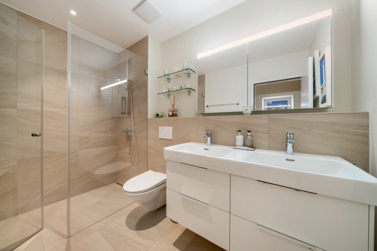 Modernes Badezimmer mit Walk-in-Dusche und Doppelwaschtisch