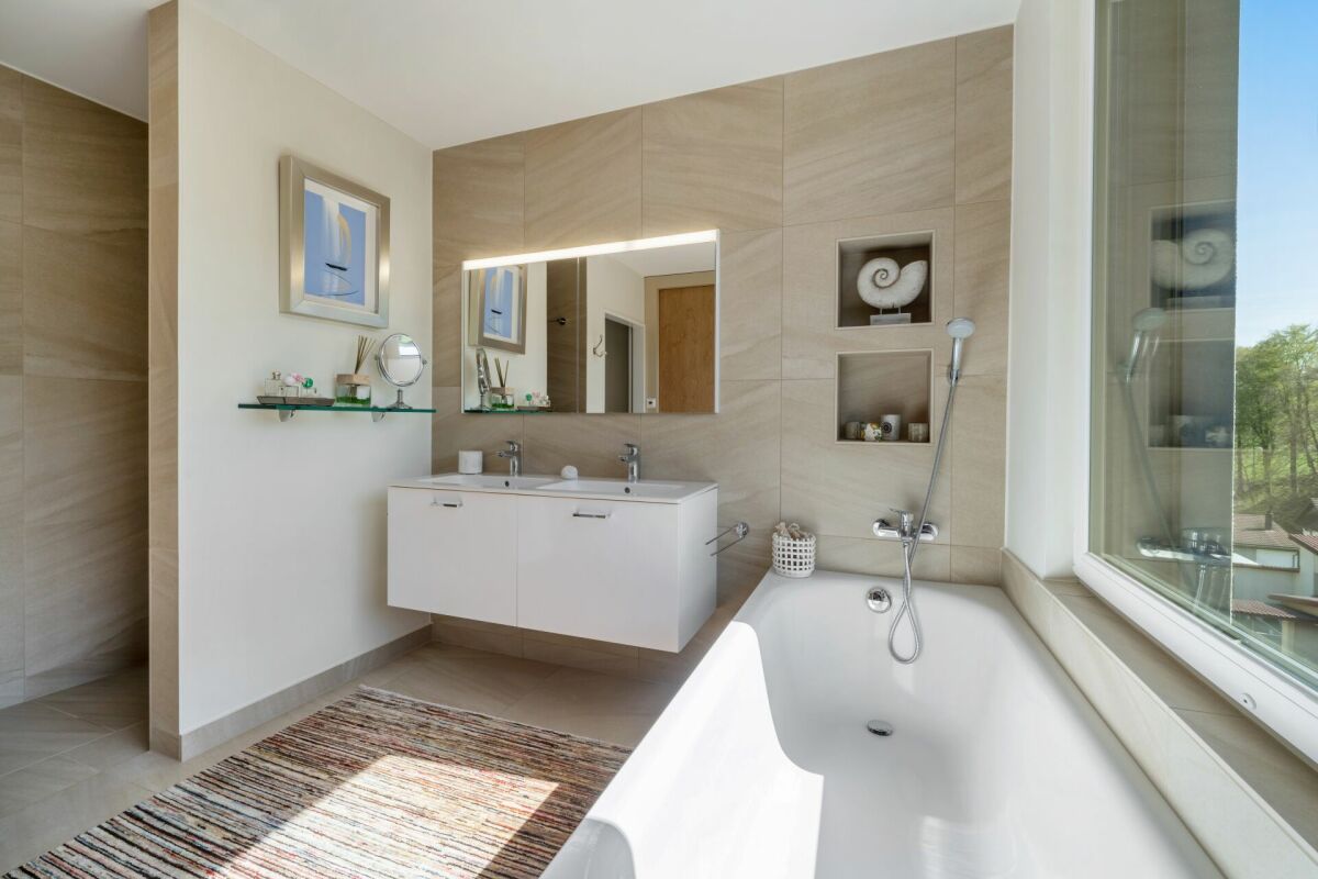 Modernes Badezimmer mit Badewanne und Doppelwaschtisch