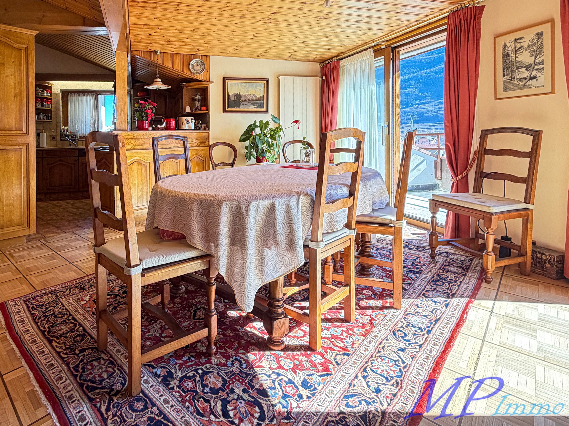 Esszimmer mit Blick ins Gebirge