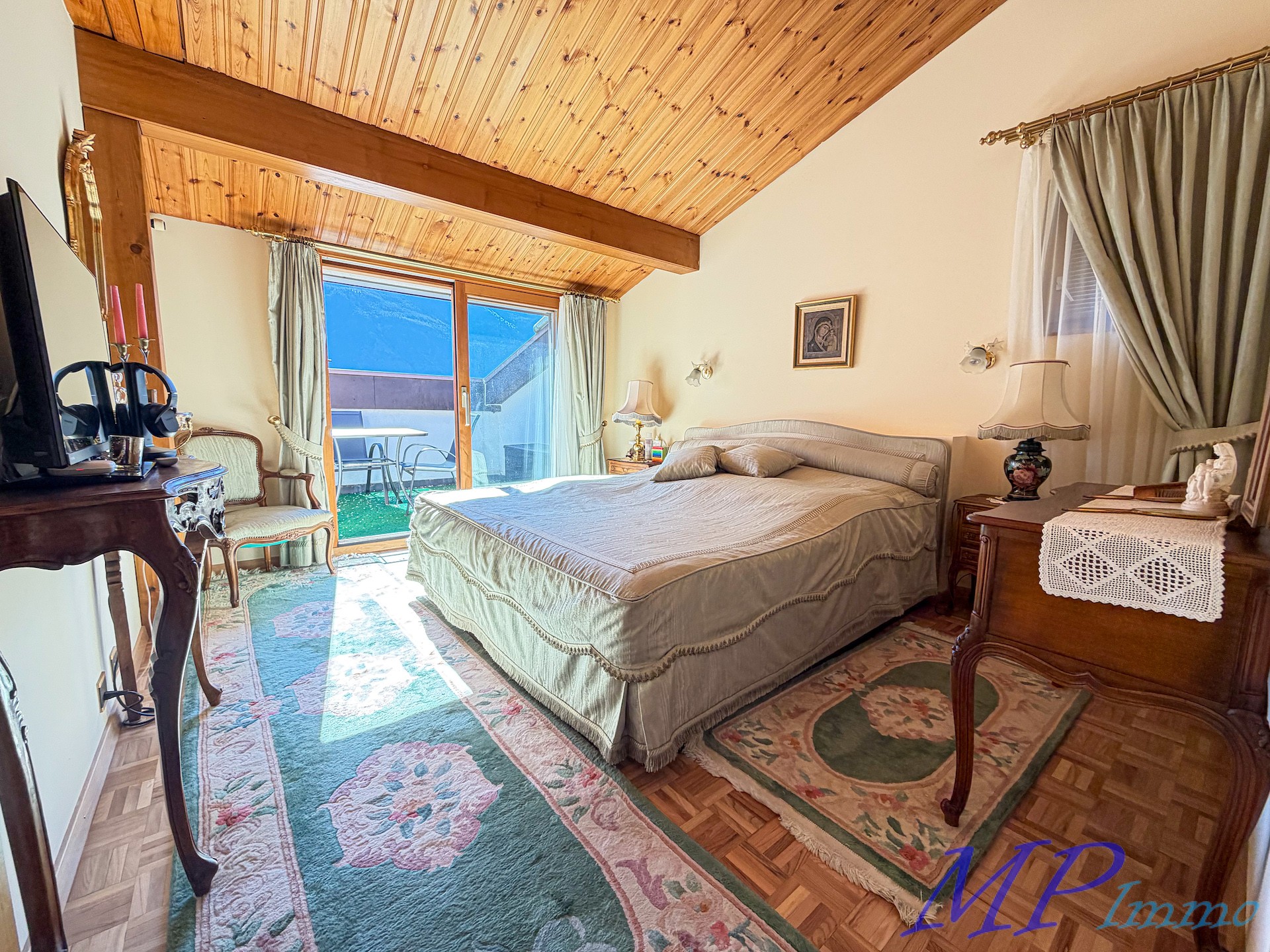 Schlafzimmer mit Balkonzugang