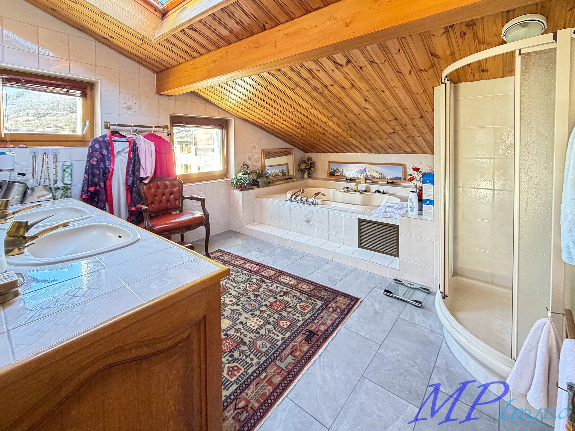 Badezimmer mit Dachschräge und Holzdecke