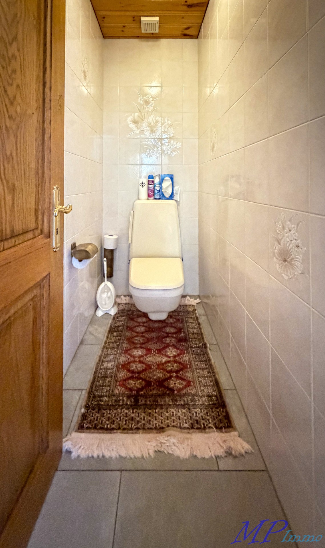 Kleines WC mit orientalischem Läufer