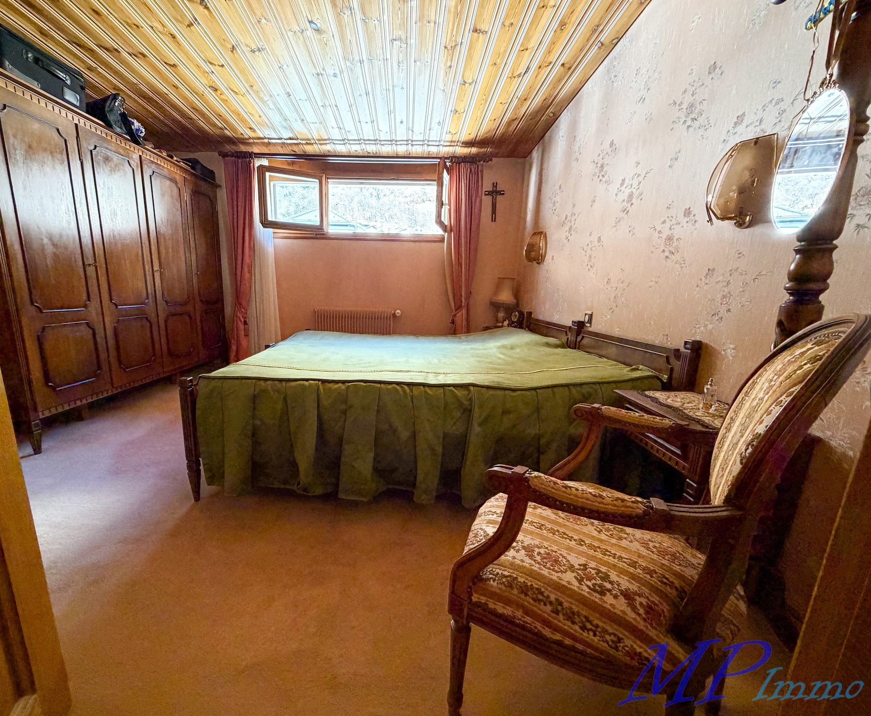 Schlafzimmer mit rustikaler Holzausstattung