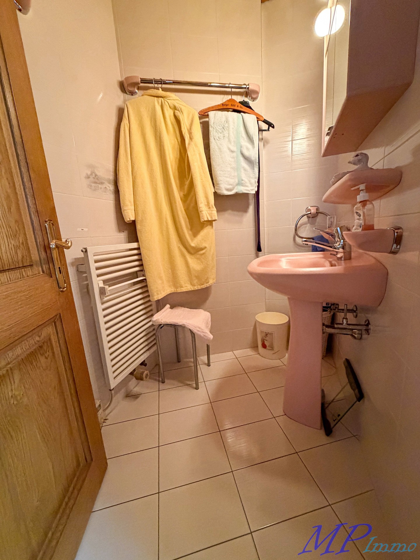 Kleines Badezimmer mit rosa Waschbecken