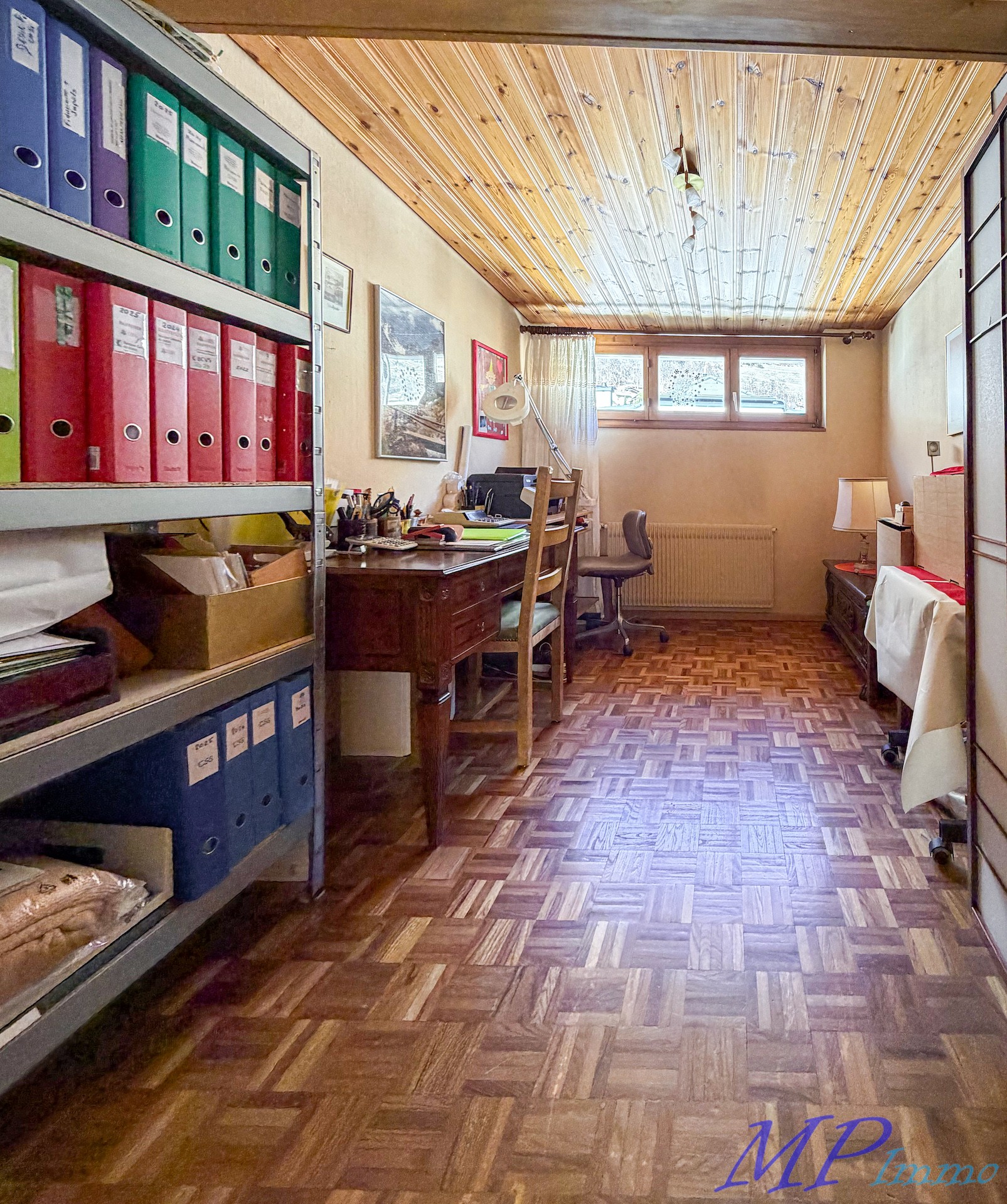 Büro mit Dachschräge und Archivregalen