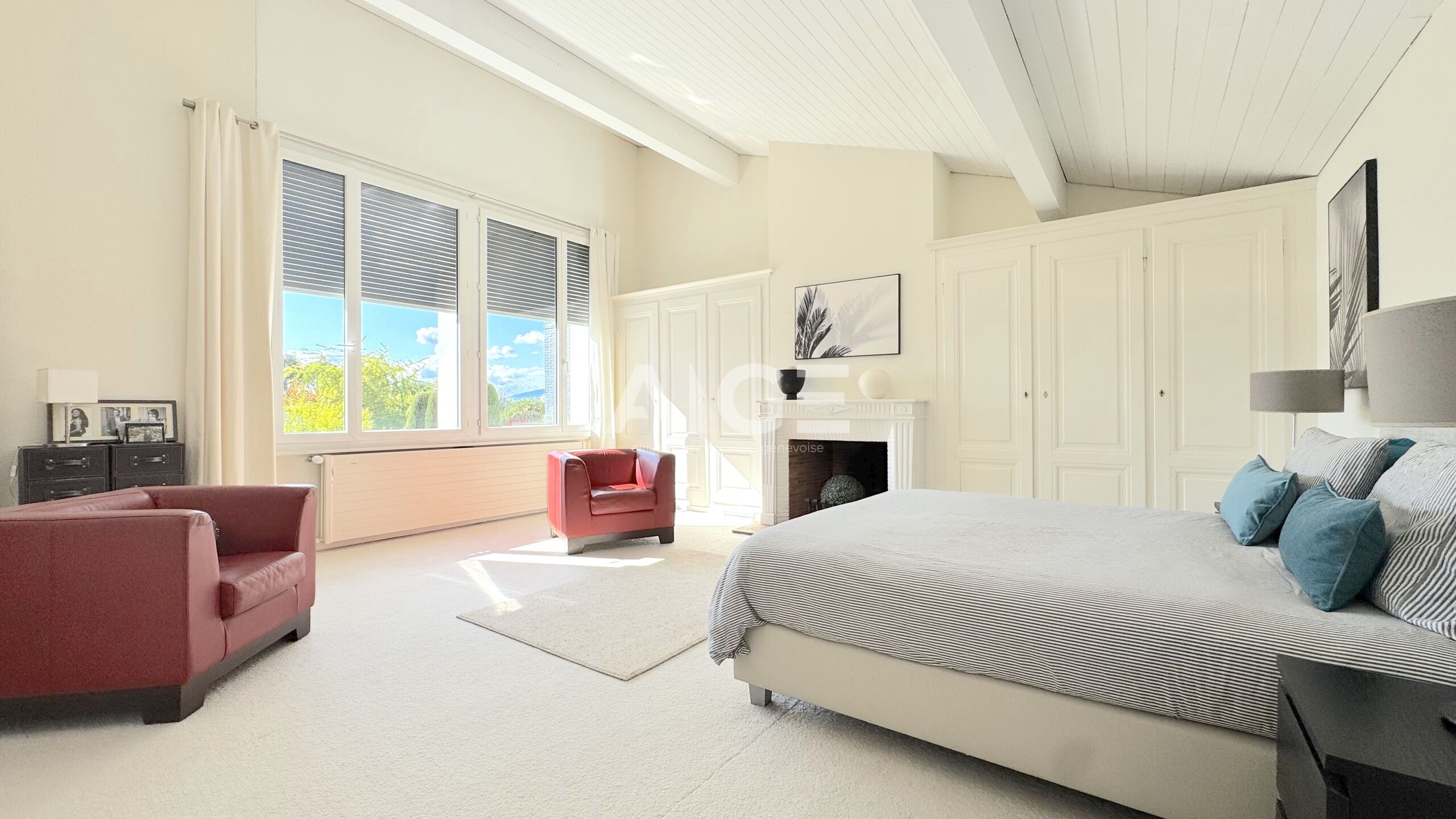 Helles Schlafzimmer mit Dachschräge
