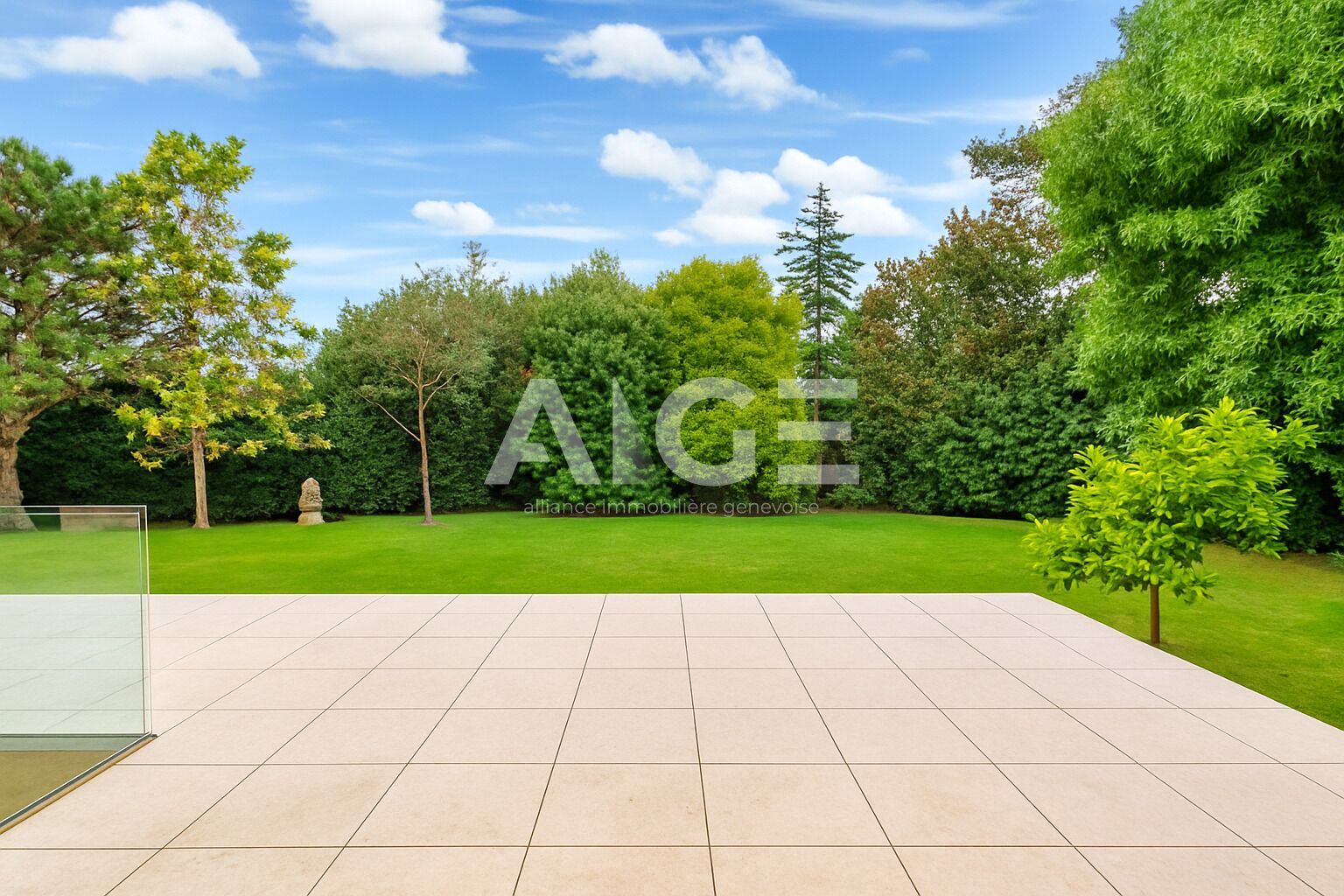 Große Terrasse mit Gartenblick