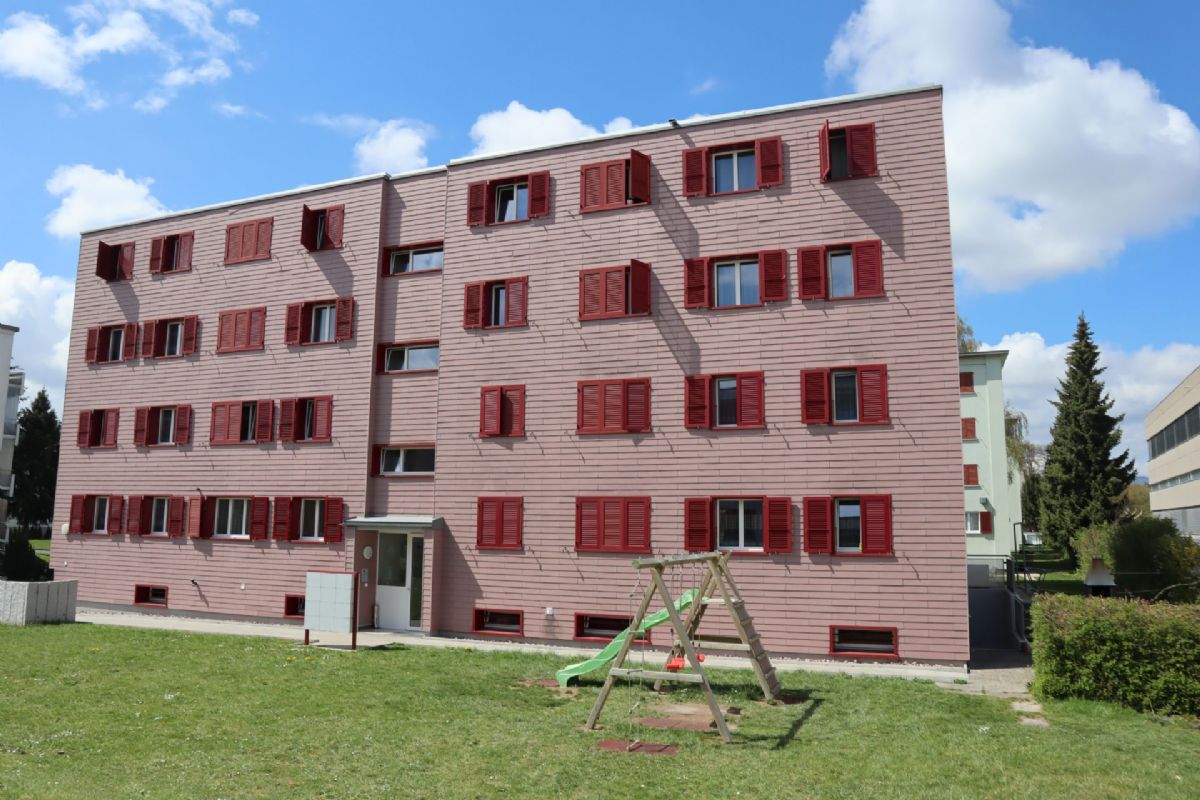 Wohnhaus mit roter Fensterläden-Fassade