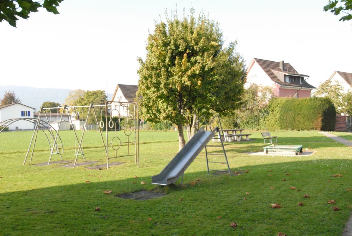 Spielplatz in einer Grünanlage