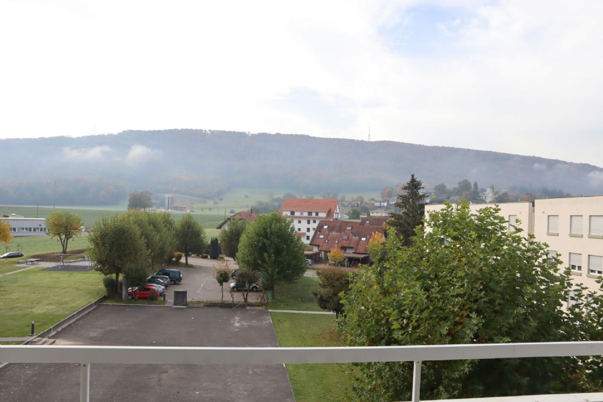 Balkon- oder Außenblick über eine ländliche Wohnanlage
