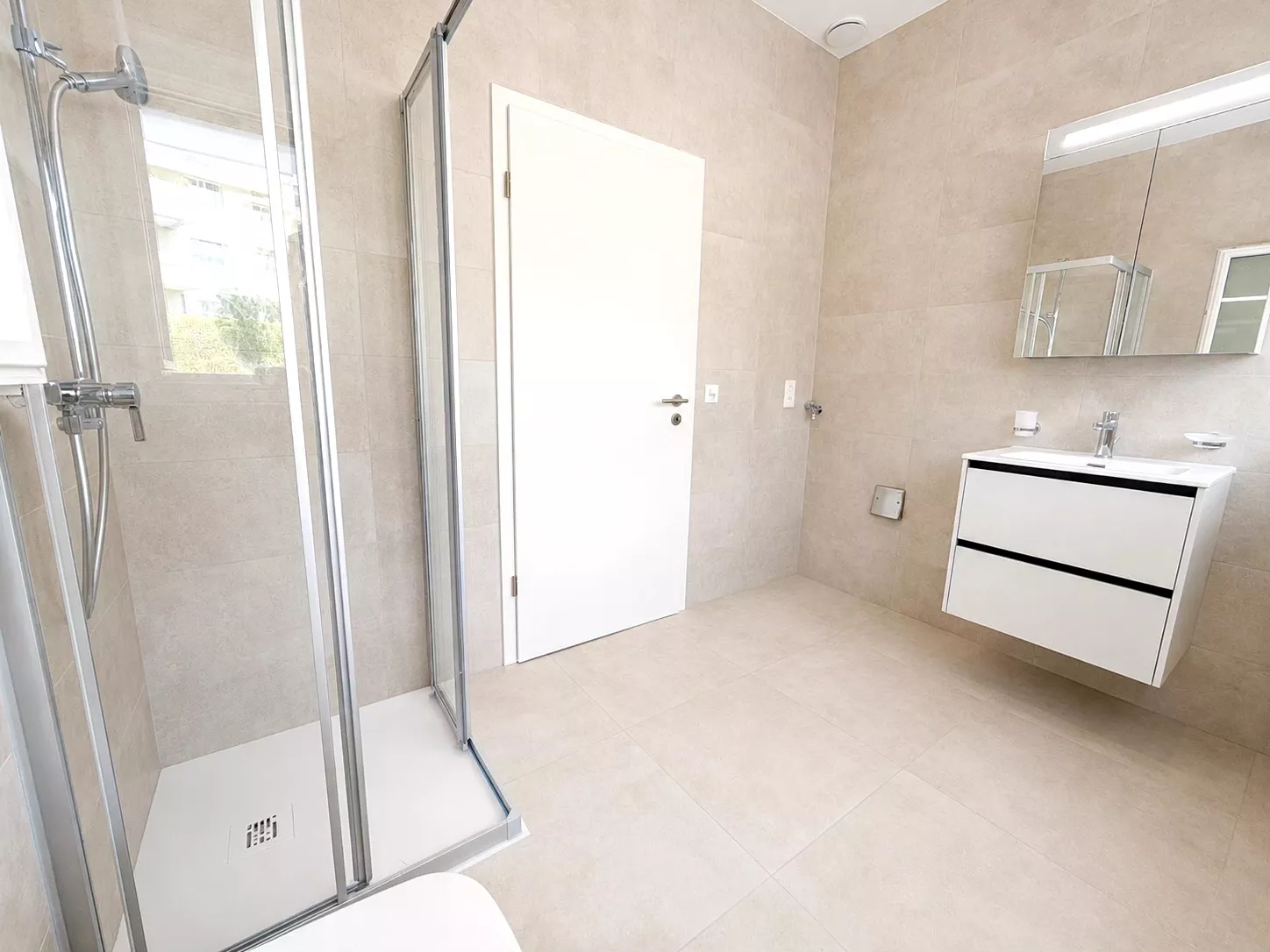 Modernes Badezimmer mit begehbarer Dusche und Waschtisch