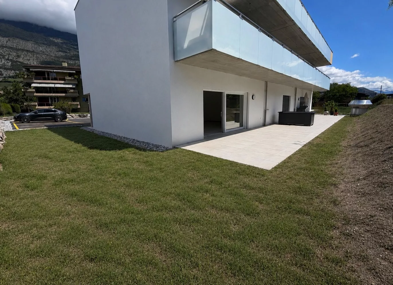 Moderne Außenansicht mit Garten und Terrasse