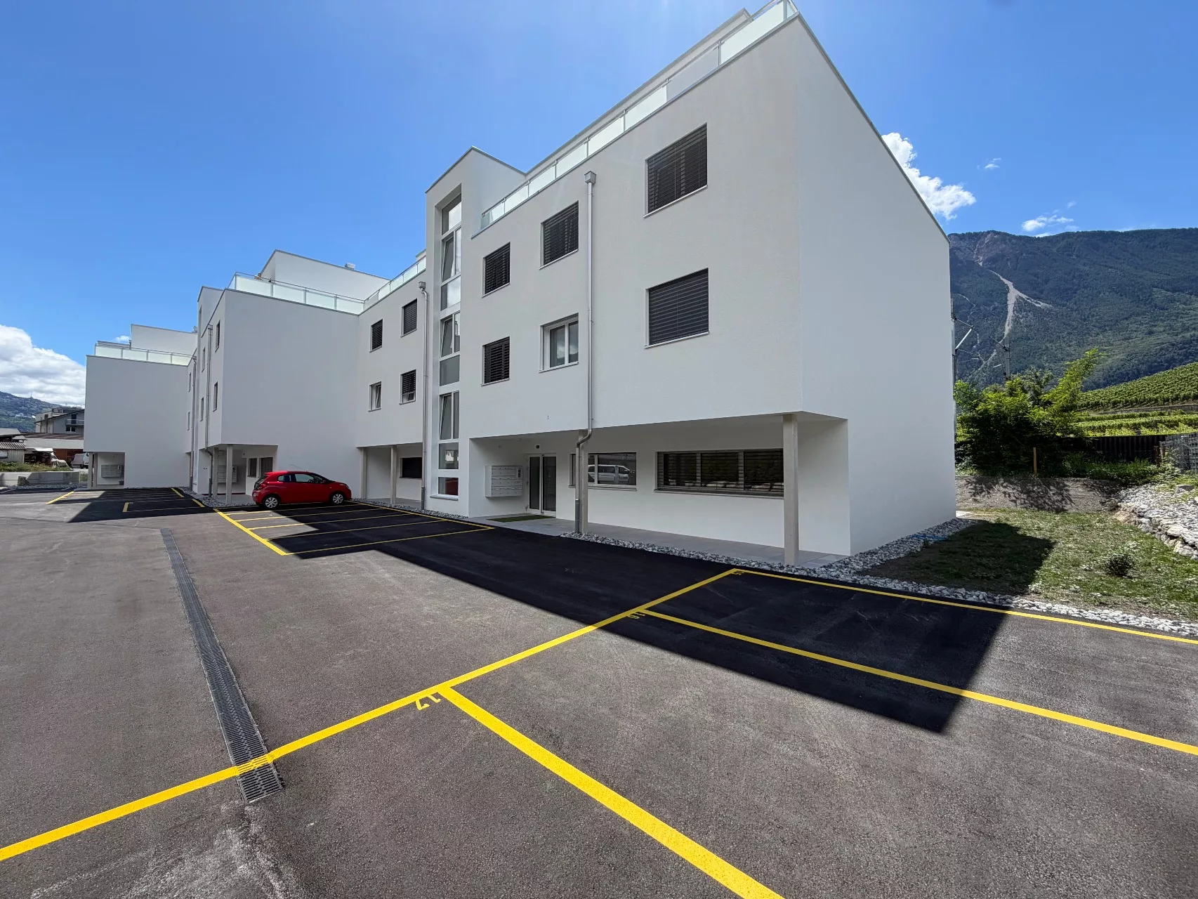 Moderne Wohnanlage mit Parkplatz