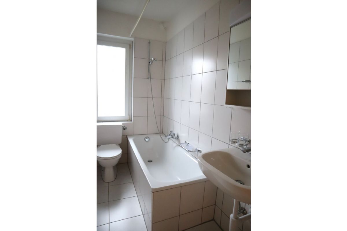 Kompaktes Badezimmer mit Badewanne und WC