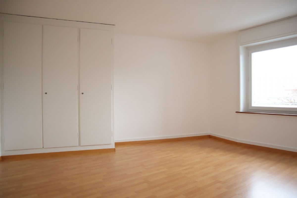 Helles leeres Schlafzimmer mit Einbauschrank