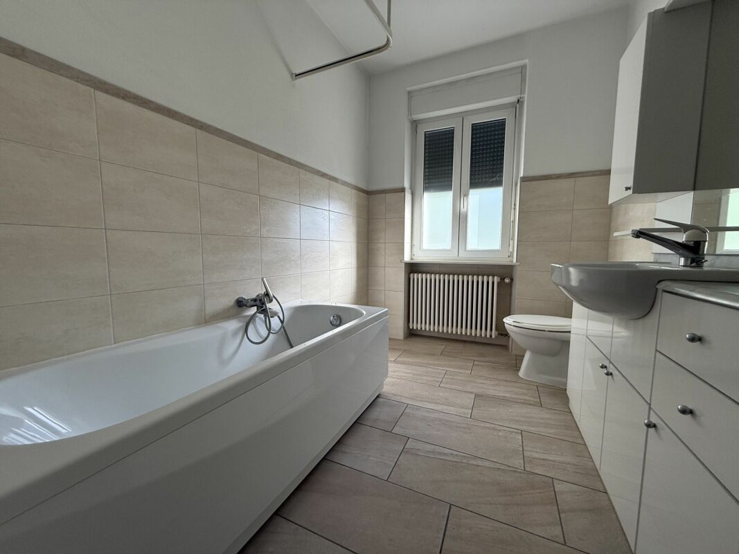 Modernes Badezimmer mit Badewanne und Fenster