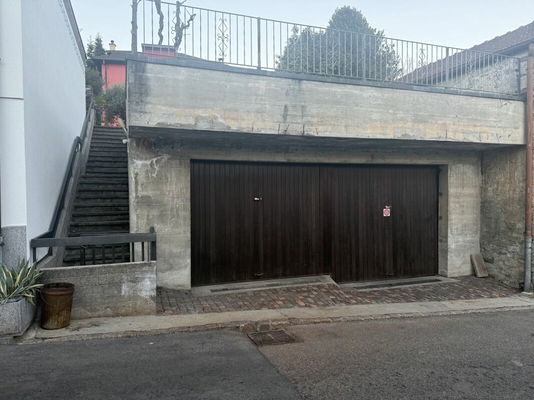 Garagenzufahrt mit Betonbau und Außentreppe