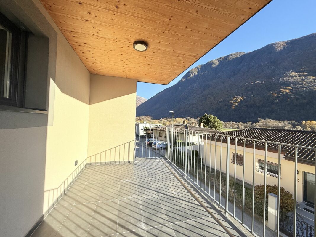 Überdachter Balkon mit Bergblick