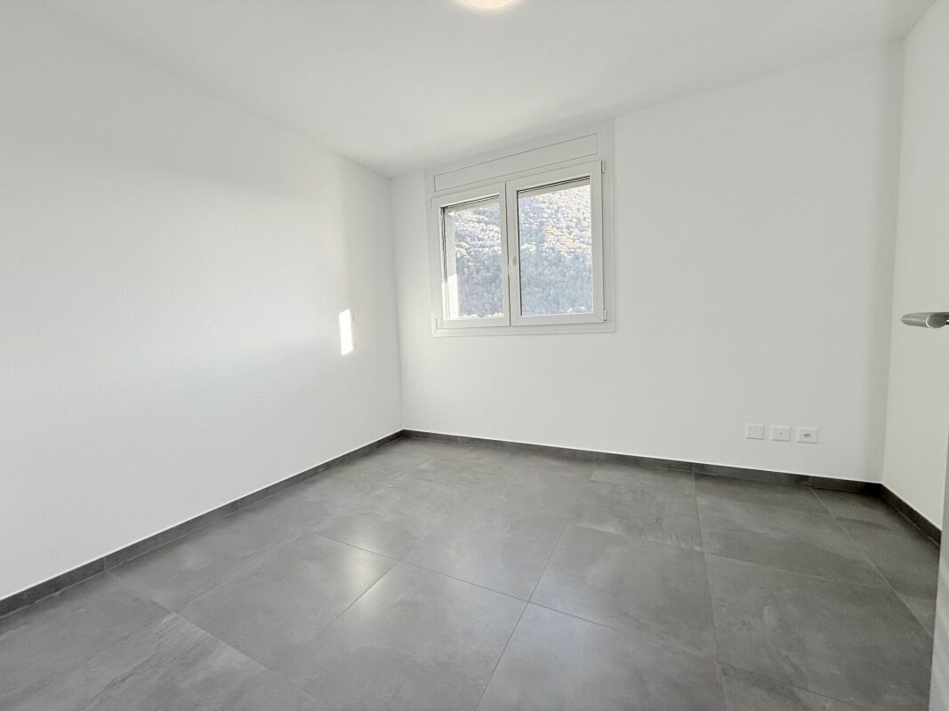 Leerer heller Raum mit Fliesenboden