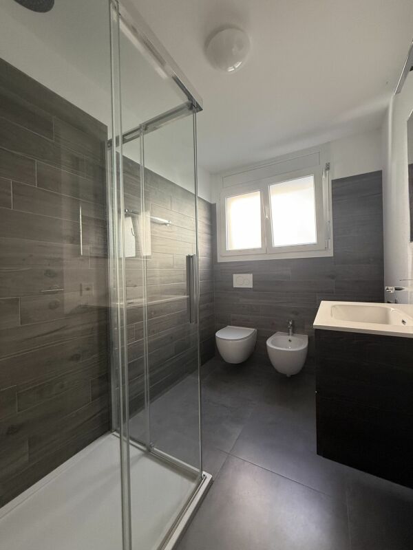 Modernes Badezimmer mit Dusche und wandhängendem WC