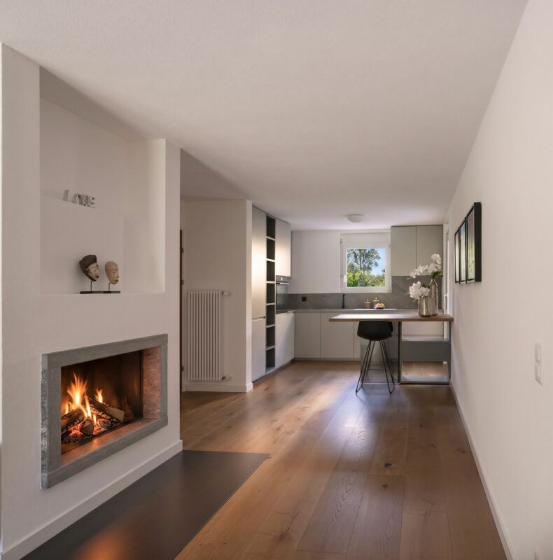 Wohnbereich mit offener Küche und Kamin