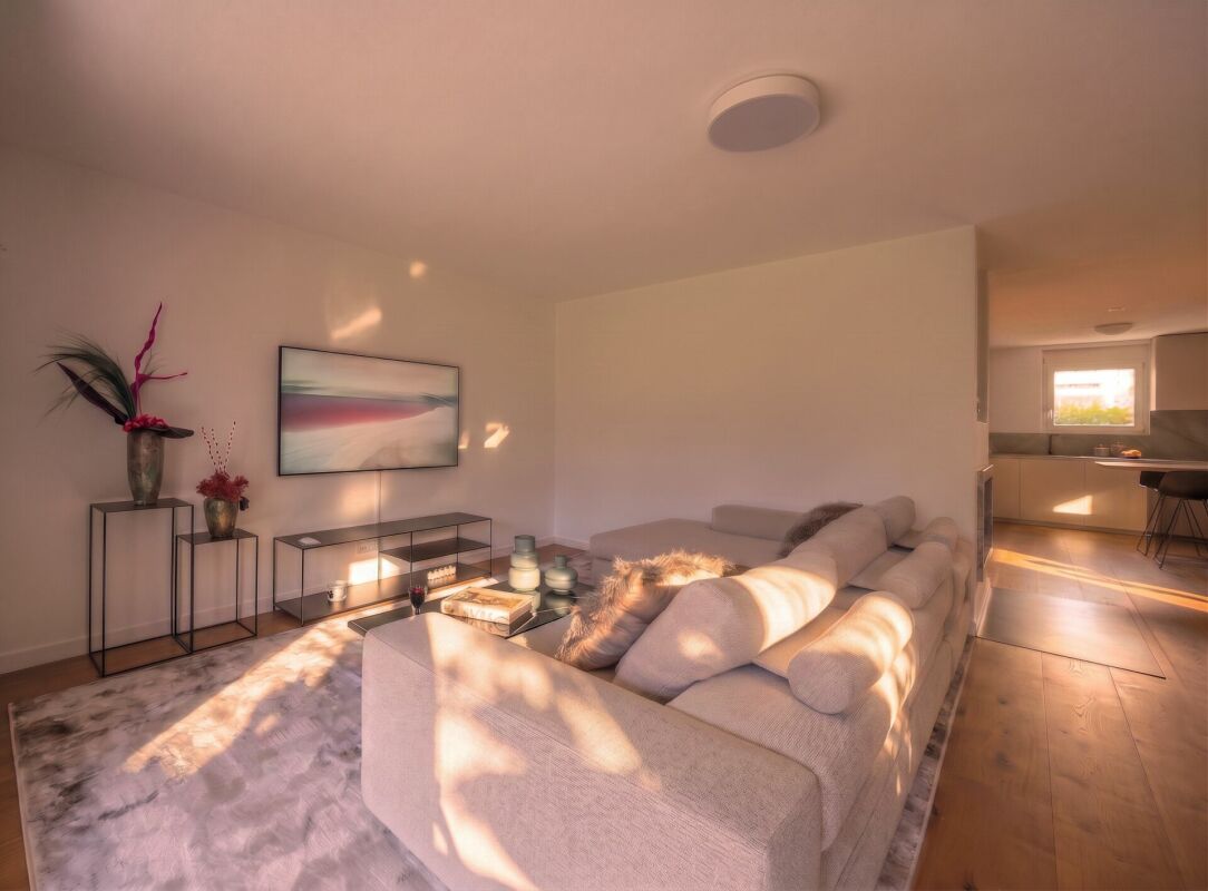 Helles Wohnzimmer mit offener Küchenverbindung