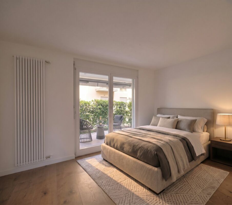 Helles Schlafzimmer mit Gartenzugang