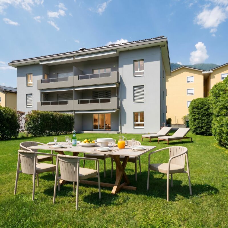 Wohnhaus mit Garten und Terrassenmöbeln