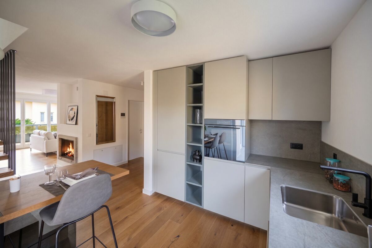 Offener Wohnbereich mit Küche und Kamin
