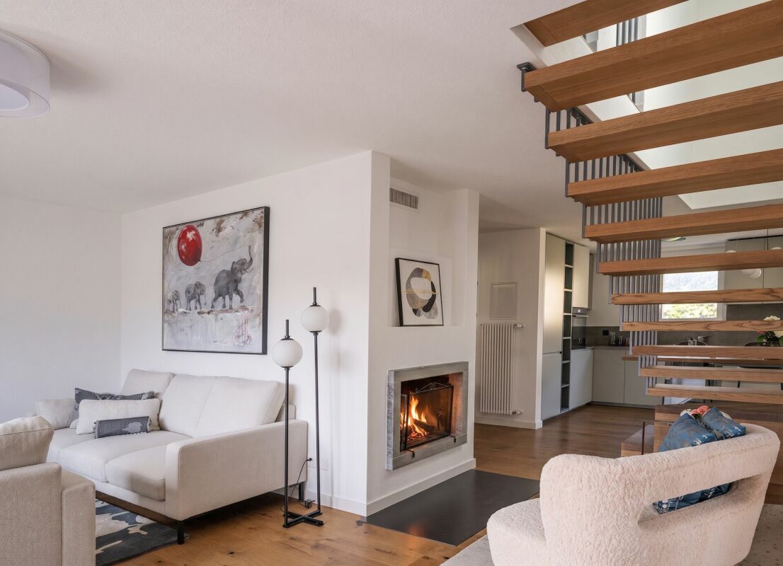 Offener Wohnbereich mit Kamin und Treppe