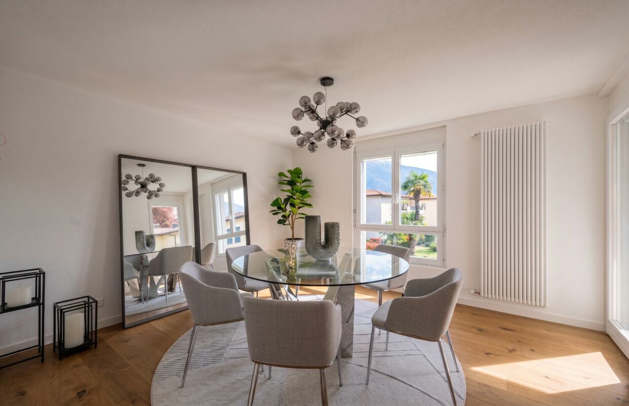 Heller Essbereich mit Glas-Esstisch