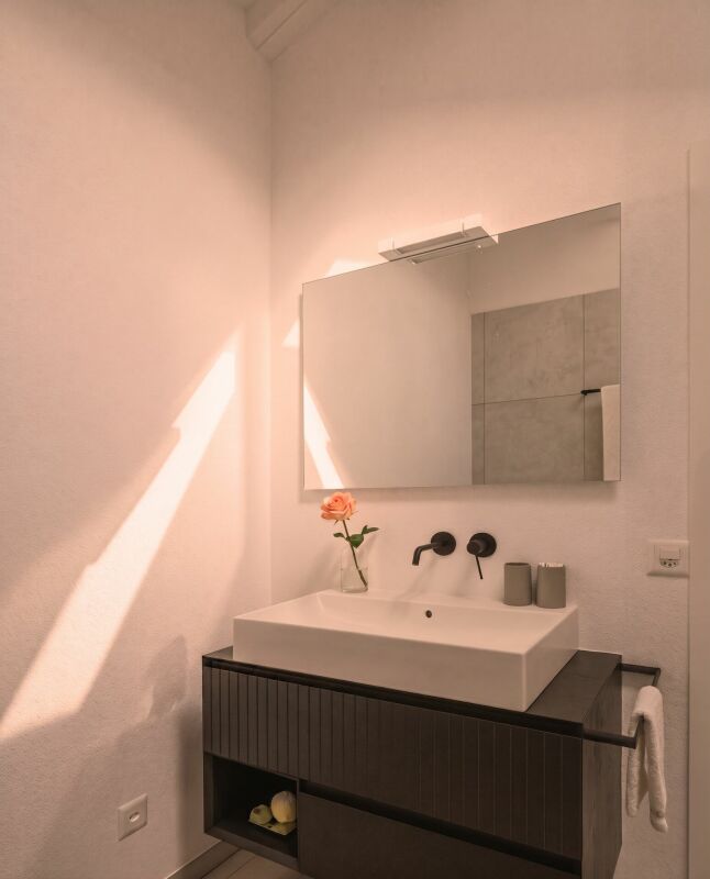 Modernes Gästebad mit Waschtisch