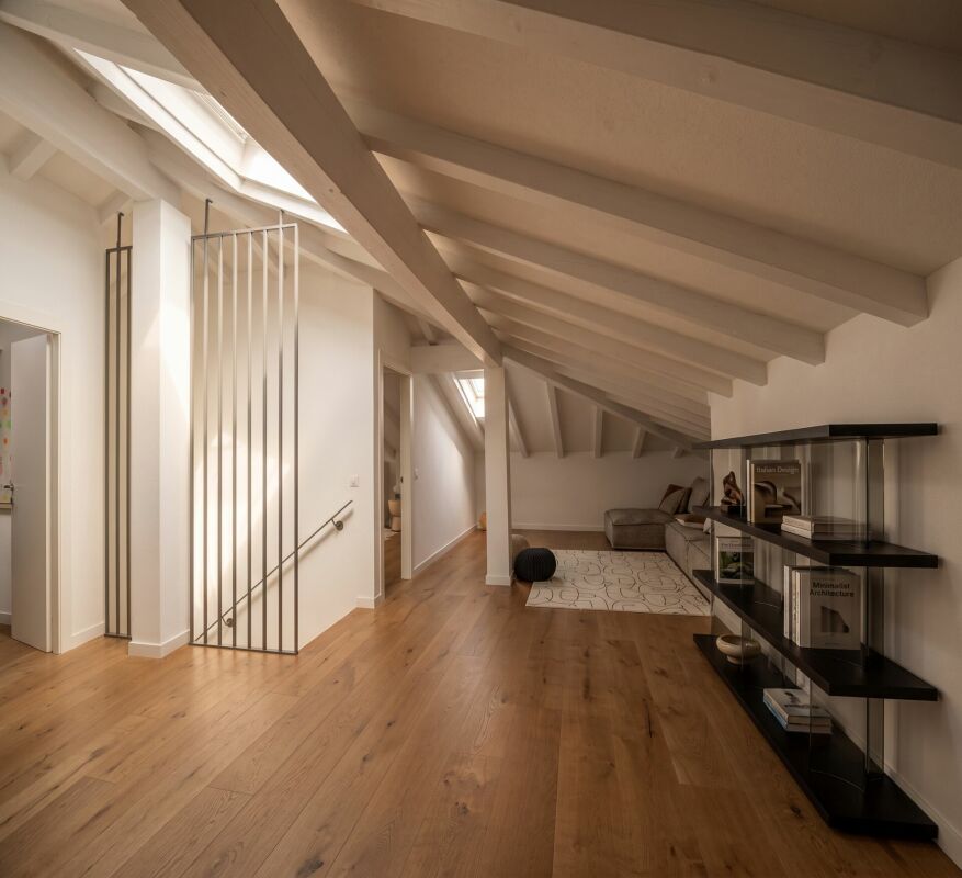 Dachgeschoss-Flur mit Galerie und Holzbalken