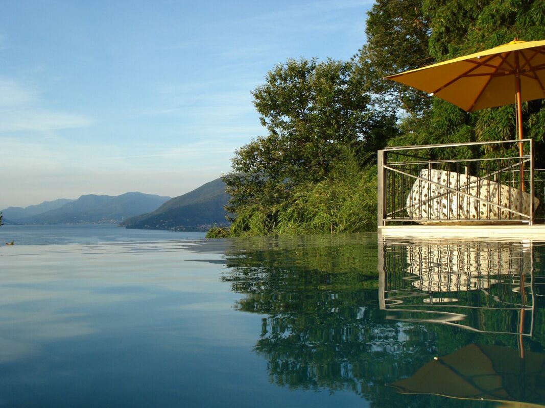 Infinity-Pool mit Seeblick