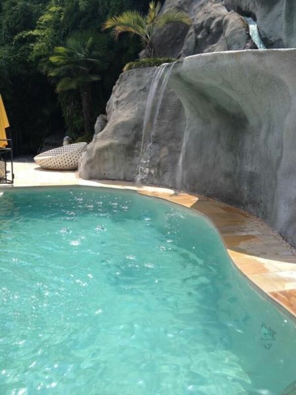 Poolbereich mit Wasserfall
