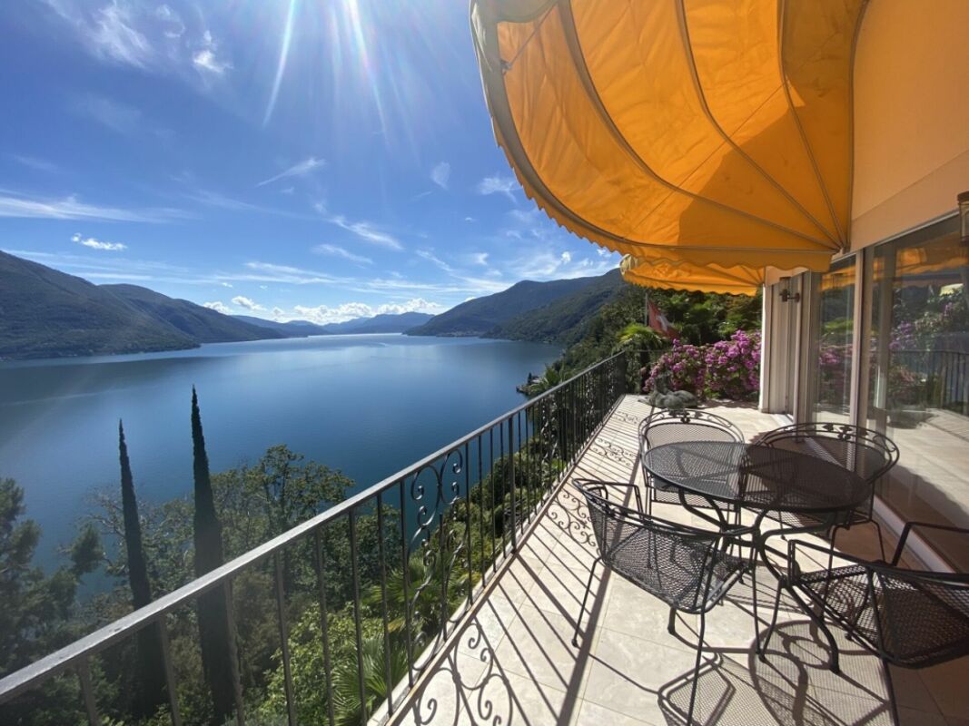 Balkon mit Seeblick und Sonnenmarkise