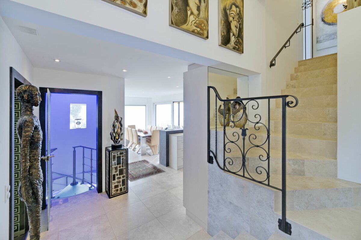 Moderner Eingangsbereich mit Treppe