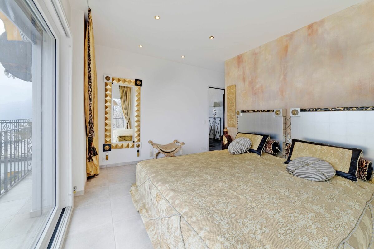Schlafzimmer mit Balkonzugang