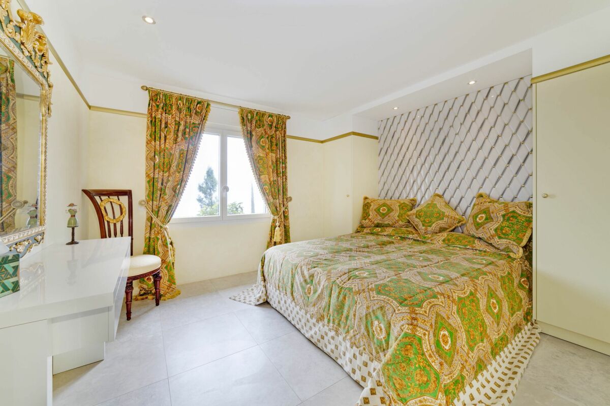 Schlafzimmer mit dekorativem Bett und Fenster