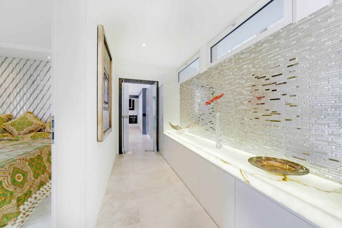 Heller Flur mit luxuriöser Wandverkleidung