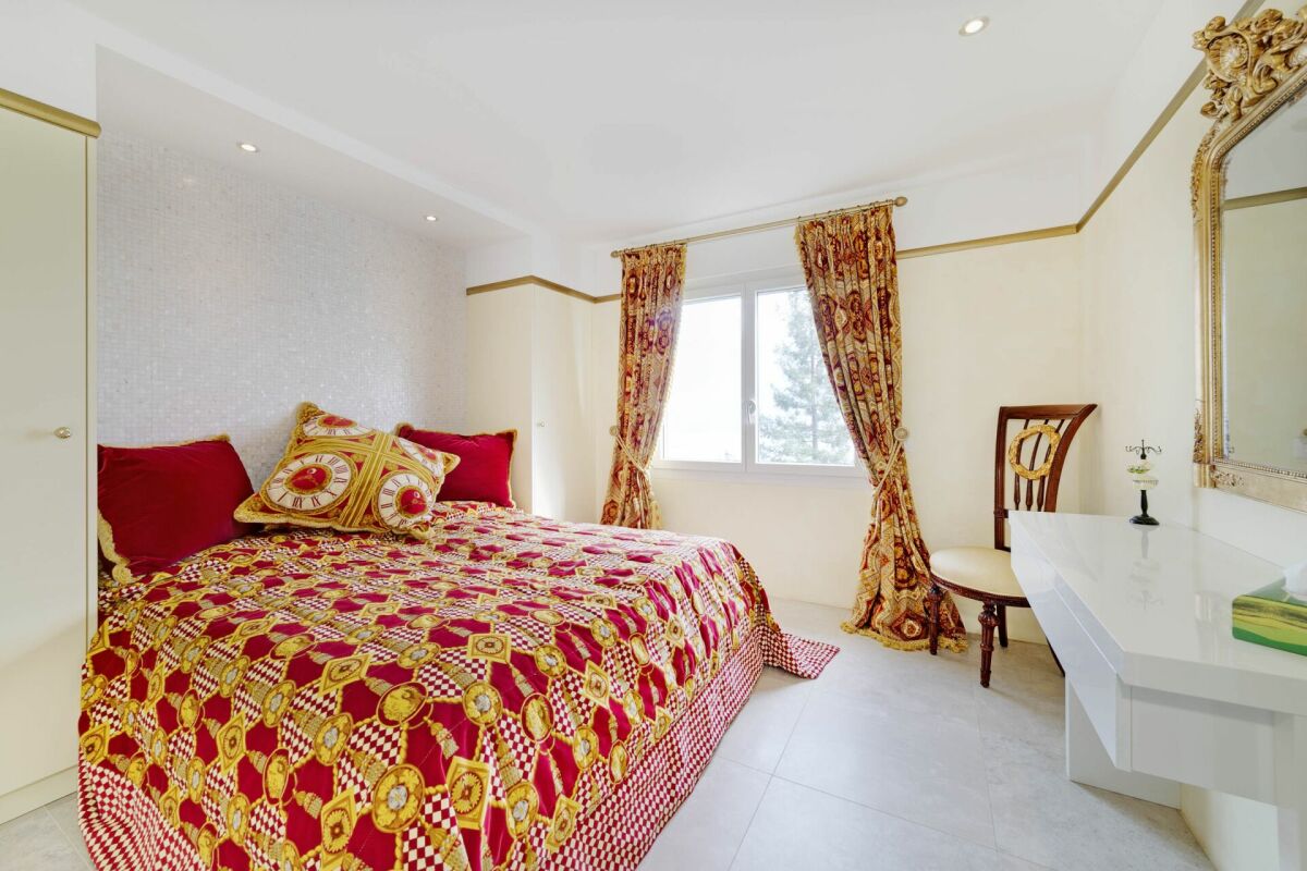 Schlafzimmer mit dekorativem Bett und Fenster